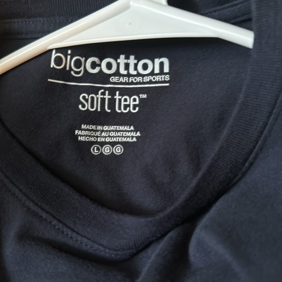 Big Cotton super soft tee, Atlantis Paradise Island, pet/smoke free home. Large - Picture 6 of 7